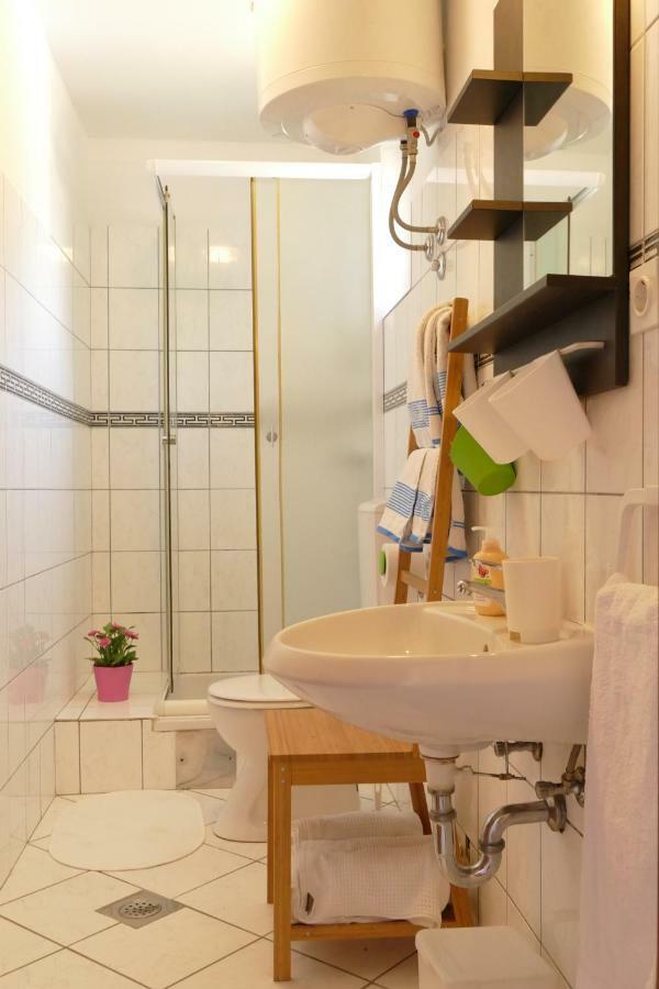 Tommy Apartment Barbat na Rabu